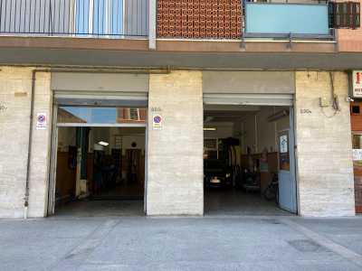 �Non abbiamo mai avuto l�esigenza di farmi pubblicit� � ci dice il 34enne figlio Francesco �. Grazie al passaparola dei nostri fedeli clienti, tutti residenti del Libert�, siamo noti come �l�officina del Redentore�� 
